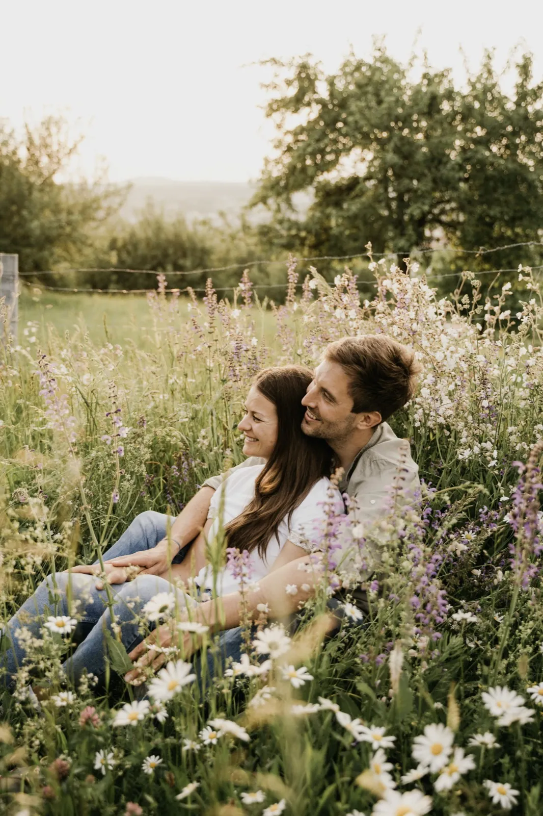 Paar-Portrait in Blumenwiese - Michi & Lukas